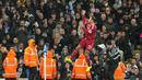 Pemain Liverpool, Virgil van Dijk, melakukan selebrasi setelah mencetak gol melalui tandukan kepalanya ke gawang Manchester City pada lanjutan Liga Inggris Etihad Stadium, Minggu (09/1, 1/2025) malam WIB. (AP Photo/Jon Super)