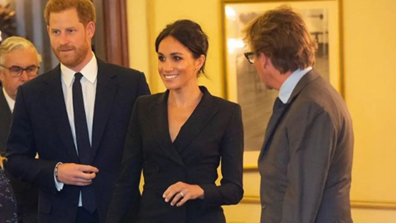 Rampingnya Kaki Meghan Markle dengan Tuxedo Hitam