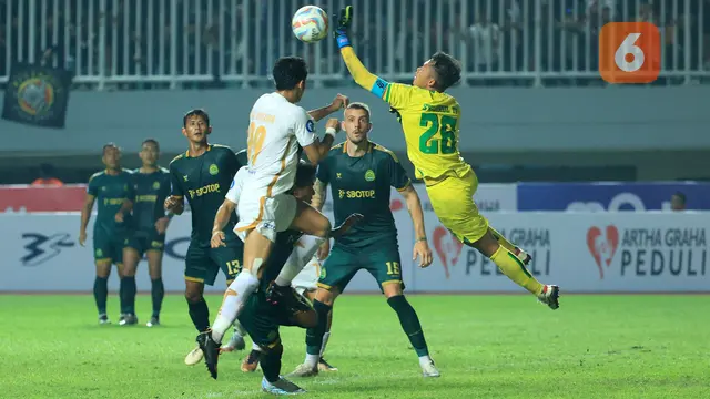 Foto: Duel Alot Aji Kusuma Vs Syahrul Trisna dalam Laga Imbang antara Persikabo 1973 Melawan Persija di BRI Liga 1 2023/2024