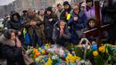 Nadia (tengah) berdoa di makam putranya Oleg Kunynets, seorang prajurit militer Ukraina yang terbunuh di bagian timur negara itu, saat pemakamannya di Lviv, Ukraina, 7 Februari 2023. Memasuki hari ke-350 invasi Rusia ke Ukraina, korban jiwa terus berjatuhan di antara kedua belah pihak yang berseteru. (AP Photo/Emilio Morenatti)