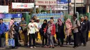 Sejumlah calon penumpang menunggu di luar Terminal Blok M Jakarta, Selasa (22/3). Terminal Blok M terlihat lebih sepi akibat isu sejumlah aksi persatuan pengemudi angkutan darat yang menolak angkutan berbasis on-line. (Liputan6.com/Helmi Fithriansyah)