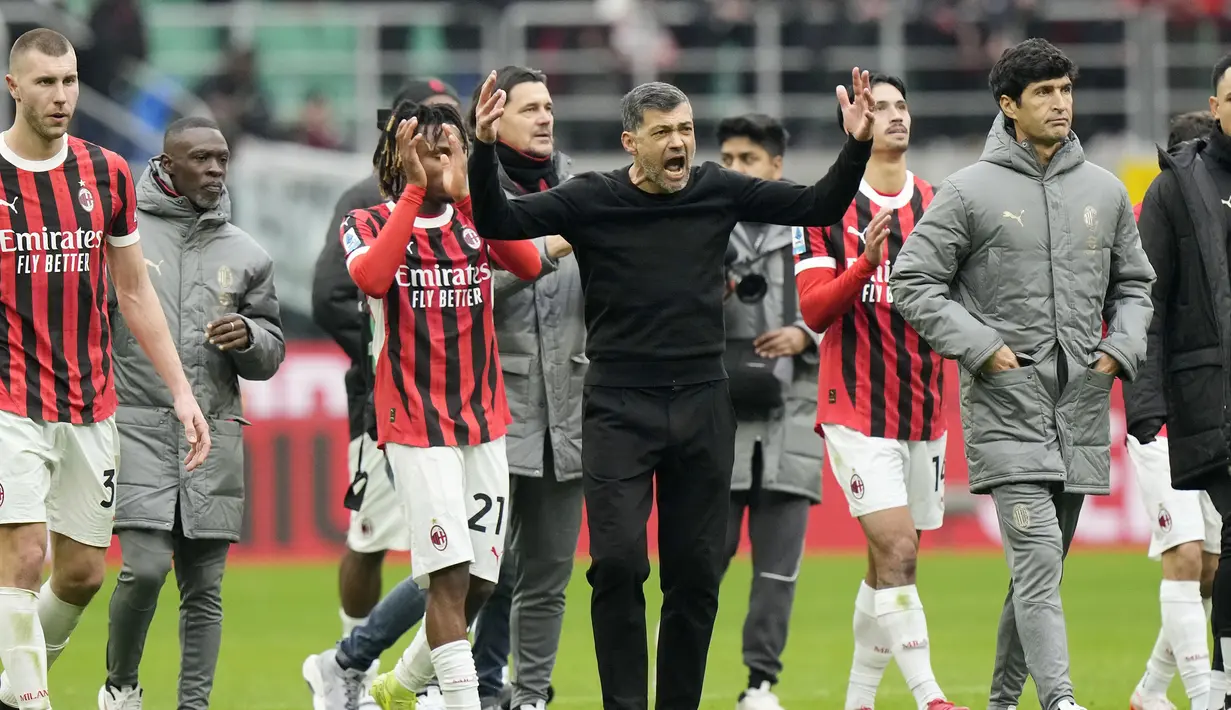 Pelatih AC Milan, Sergio Conceicao merayakan kemenangan timnya atas Parma pada laga lanjutan Liga Italia 2024/2025 di San Siro, Milan, Italia, Senin (27/01/2025) dini hari WIB. (AP Photo/Luca Bruno)