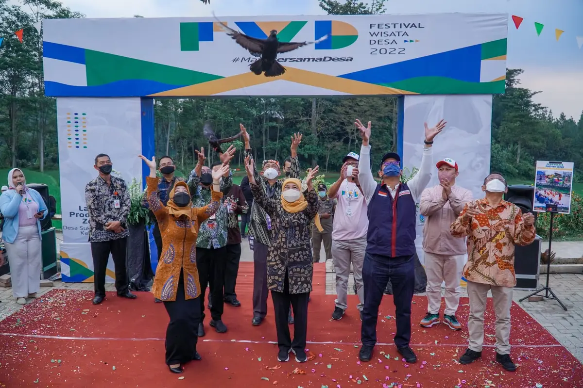 Khofifah Indar Parawansa meresmikan Zona KIP (Kreatif, Inovatif dan Produktif) di Desa Wisata Poetoek Soeko Mojokerto. (Istimewa).