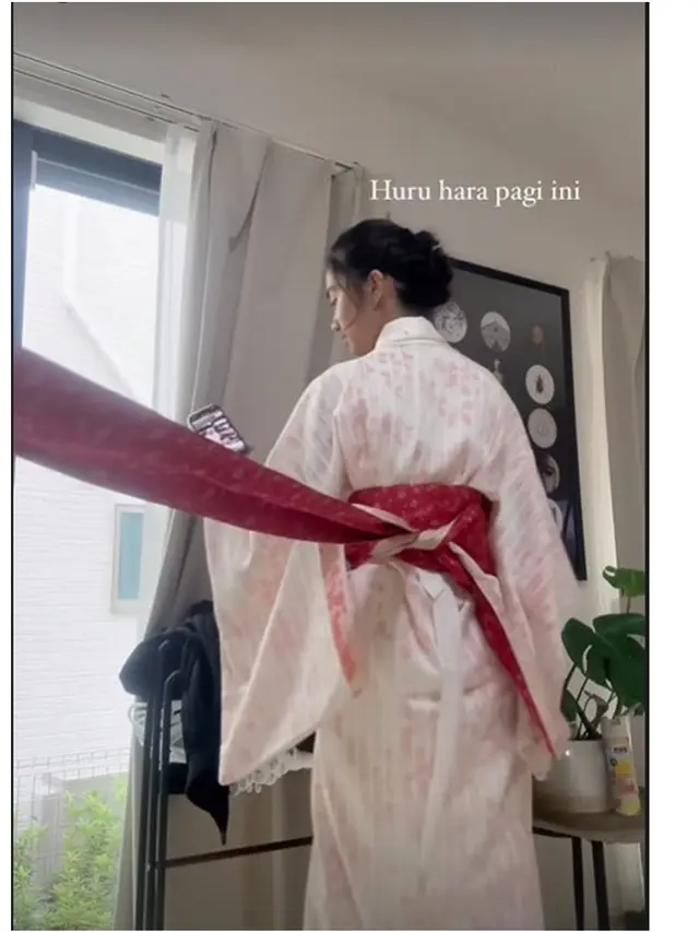 6 Potret Azizah Salsha Pakai Kimono, Pratama Arhan: Prettiest