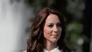 Menurut Pangeran William, sosok Kate Middleton adalah sebagai wanita yang lembut, baik hati, ramah dan penuh kharisma. (AFP/Bintang.com)