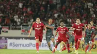 Bek tengah andalan Persis Solo, Fabiano Beltrame berduel dengan kapten Madura United di laga pekan keenam BRI Liga 1 2022/2023. (Dok. Persis Solo)