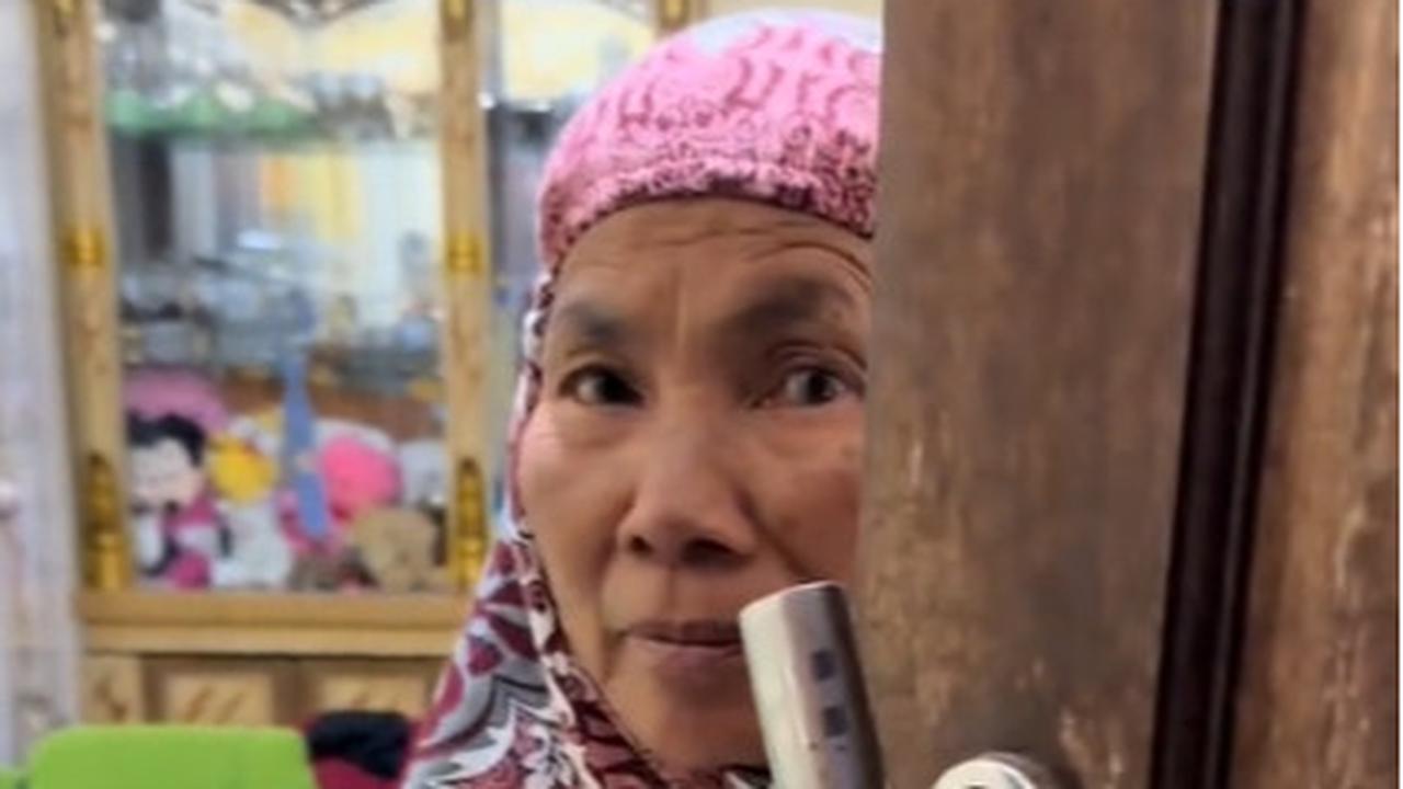 Selalu Tunggu Sang Cucu Kembali di Pintu Rumah, Momen Kedekatan Pria dengan Neneknya Ini Bikin Haru