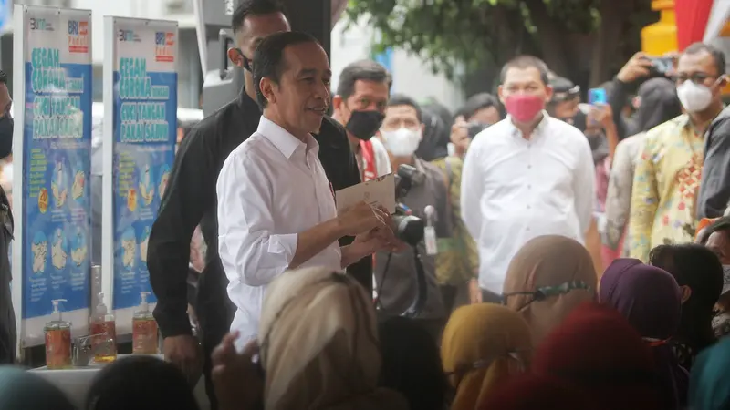 Presiden Jokowi Salurkan Bansos di Pasar Gede