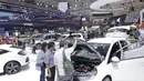 Pengunjung melihat mobil yang dipamerkan pada gelaran GIIAS 2018 di ICE, BSD City, Kamis (2/8/2018). Selain menjadi pemanis dan daya tarik pameran, SPG juga bisa membantu menjabarkan spesifikasi kendaraan yang dipamerkan. (Bola.com/M Iqbal Ichsan)