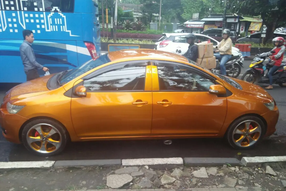 Nyeleneh, Mobil Ini Tidak Ada Bagian Belakangnya (Foto:Istimewa)