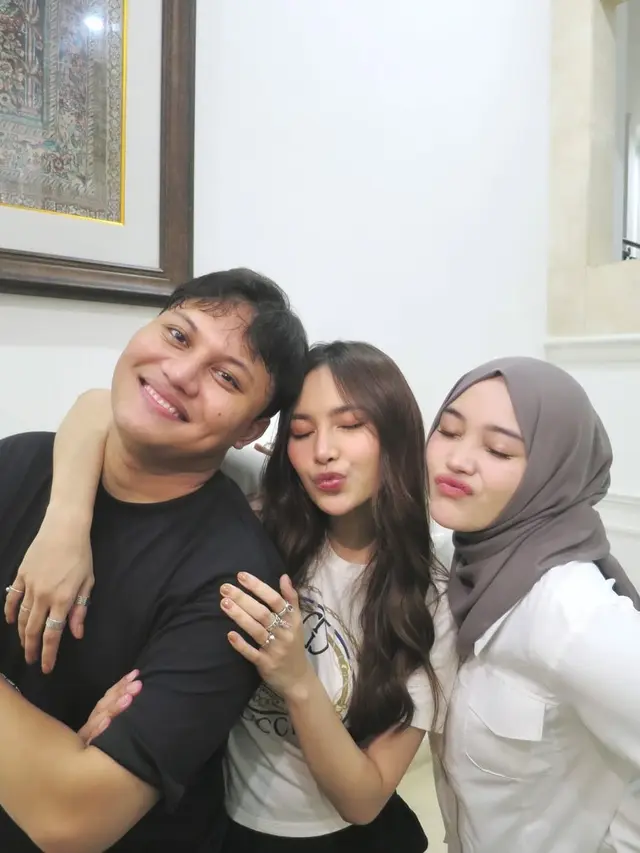6 Potret Putri Delina di Ulang Tahun Mahalini ke-25, Kedekatan Ipar yang Manis