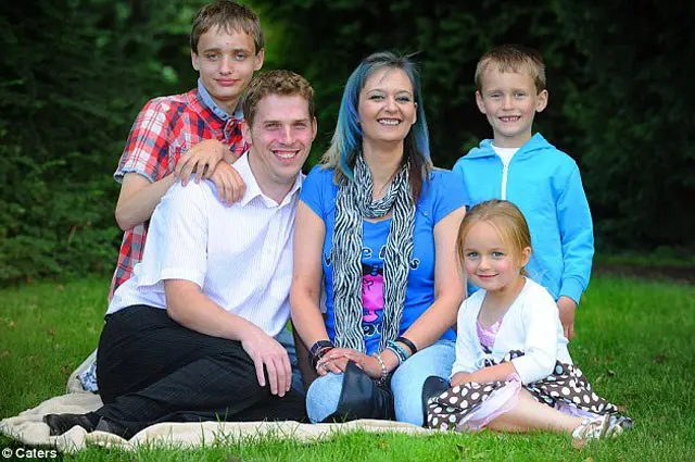 Sarah Thomson (tengah) mengubah penampilannya usai pulih dari koma.