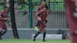 Gaya pemain Persija Jakarta, Sandi Sute dan Riko Simanjuntak saat menikmati latihan jelang Piala AFC 2018 di Lapangan ABC, Senayan, Jakarta (27/2/2018). Persija melawan Tampines Rovers pada 28 Februari 2018. (Bola.com/Nick Hanoatubun)