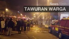 Kebakaran di Kampung Pulo, Jatinegara, Jakarta Timur pada pagi dini hari mengakibatkan ruko ludes. Kebakaran diduga akibat tawuran antar warga di lokasi tersebut.