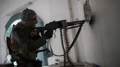 Polisi Irak menembakan balasan kearah militan ISIS saat pertempuran di barat Mosul, Irak, 16 Maret 2017. (AP Photo/Felipe Dana)