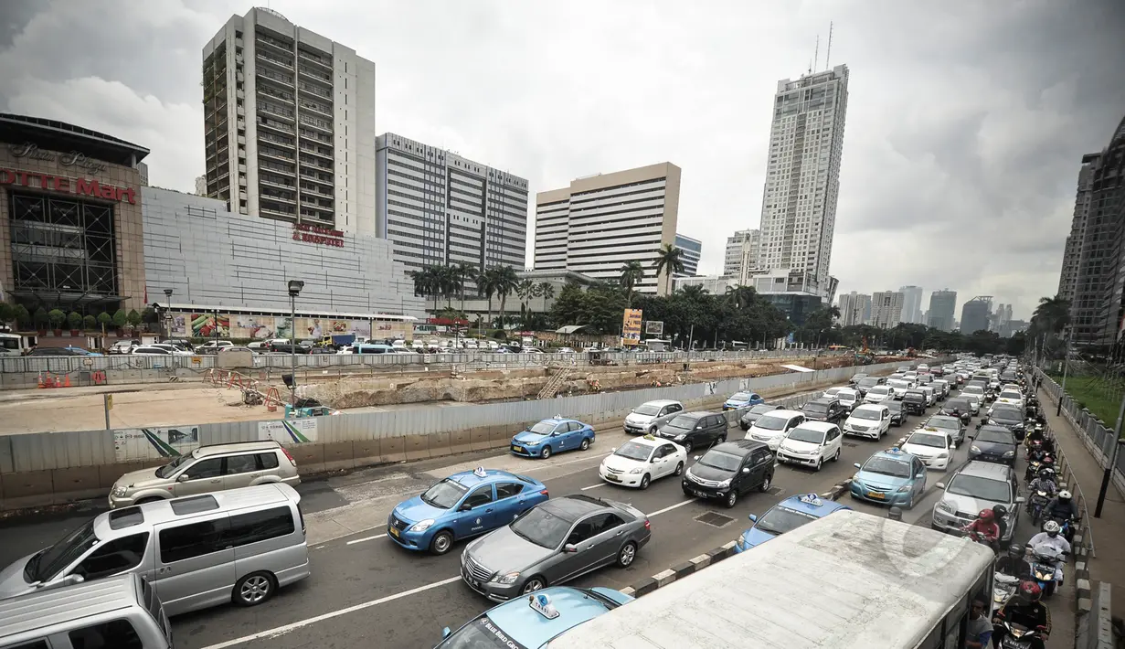 Kendaraan melintas di depan kawasan Ratu Plaza, Jakarta, Selasa (7/4/2015). Pemprov DKI bakal memperluas perlintasan pelarangan sepeda motor hingga Jalan Sudirman (Ratu Plaza) Jakarta Selatan. (Liputan6.com/Faizal Fanani)