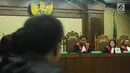 Ketua Majelis Hakim Yanto bertanya ke JPU KPK saat sidang perdana Setya Novanto di Pengadilan Tipikor, Jakarta, Rabu (13/12). Setya Novanto dinyatakan sehat dan sidang pembacaan dakwaan oleh JPU KPK dilanjutkan. (Liputan6.com/Helmi Fithriansyah)