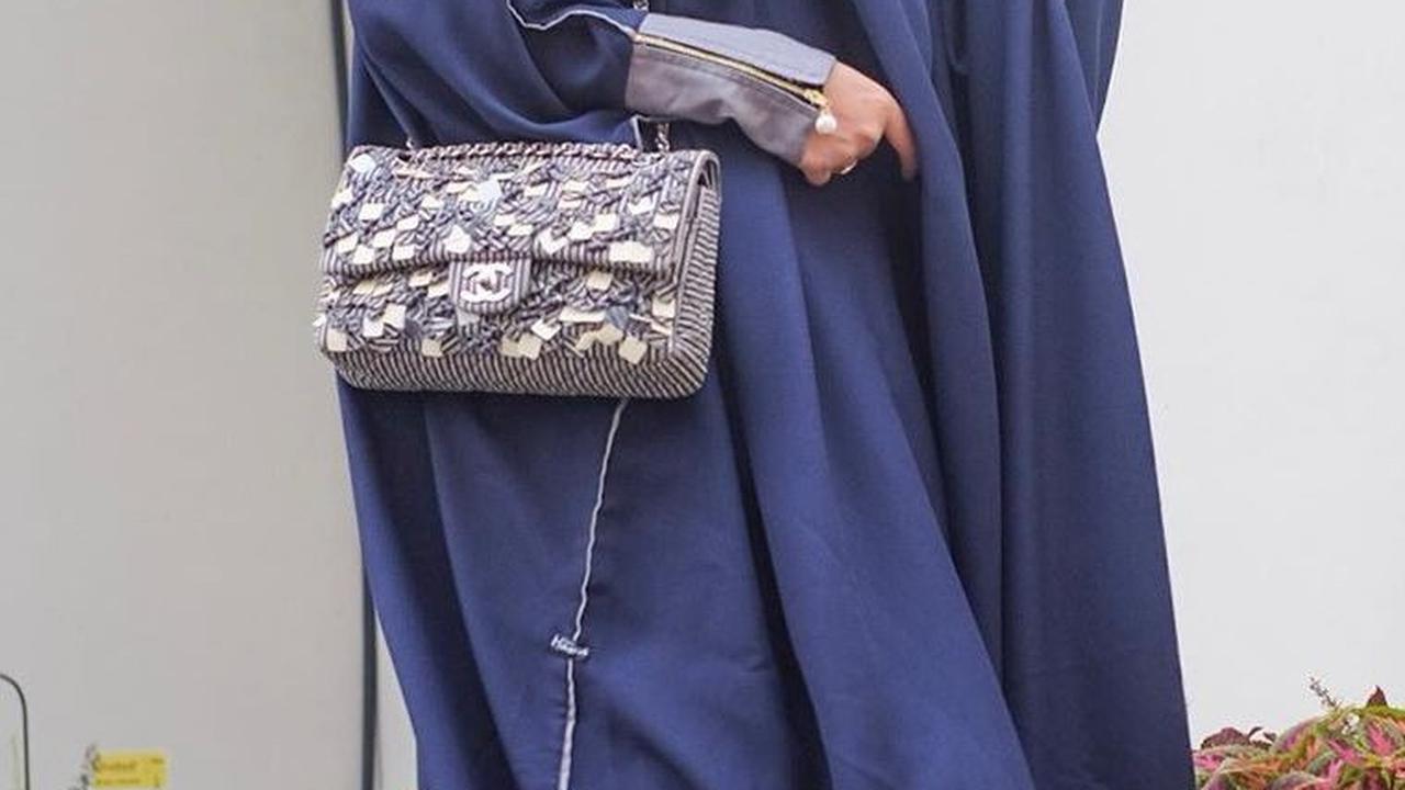 3.&nbsp;Abaya: Simbol Kebesaran dan Ketenangan