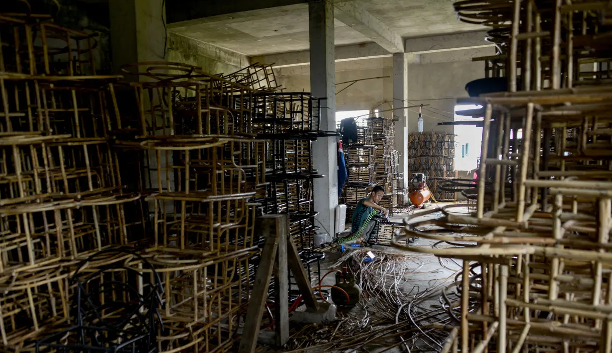 Sejumlah stand dari rotan untuk hadiah selama bulan suci Ramadhan di gudang home industri di Banda Aceh (24/4/2021). (AFP/Chaideer Mahyuddin)