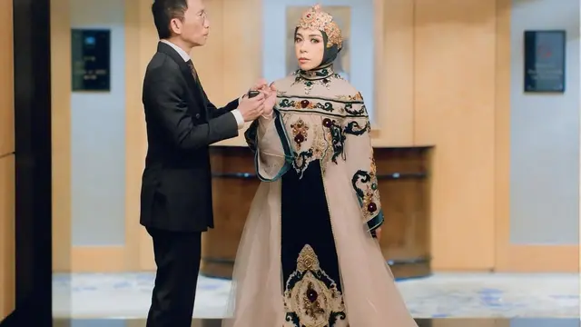 Gaya Kondangan Melly Goeslaw
