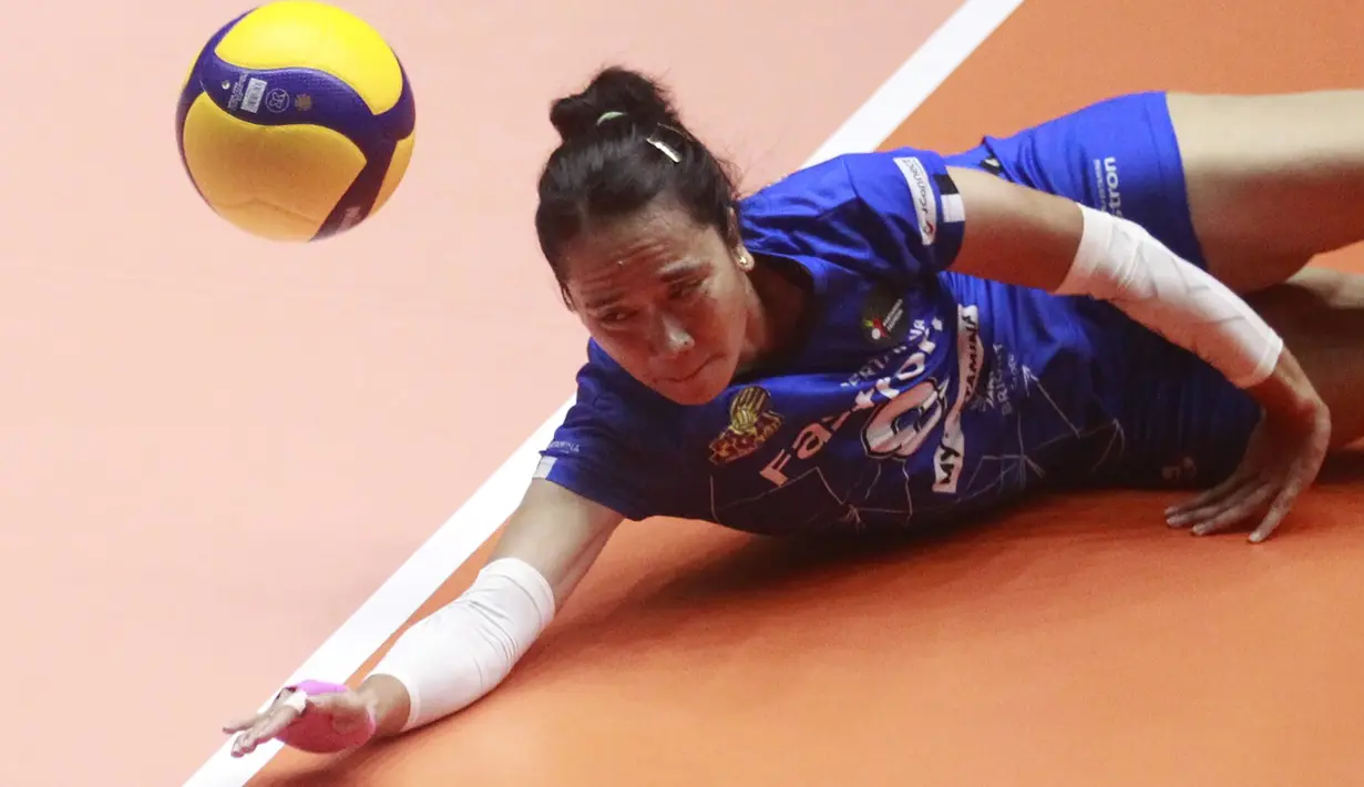 Pemain Jakarta Pertamina Fastron, Komang Bumi Rekta berusaha mengembalikan bola saat menghadapi Gresik Petrokimia Pupuk Indonesia pada laga Final Four Proliga 2023 di GOR Tri Dharma, Gresik, Jawa Timur, Jumat (24/2/2023). Jakarta Pertamina Fastron kalah 1-3 (25-23, 14-25, 19-25 dan 19-25). (Dok. Proliga 2023)