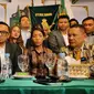 Kemunculan Rudiana di tengah konferensi pers Hotman Paris di Cirebon terkait kematian Eki dan Vina. Foto (Liputan6.com / Panji Prayitno)