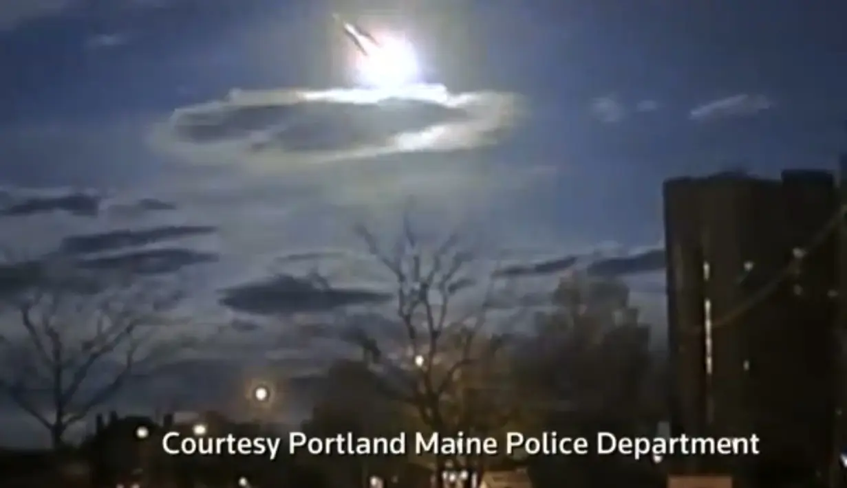 Kilatan cahaya berbentuk meteor yang berada dilangit Portland tersebut berhasil direkam seorang sersan Maine menggunakan video yang ada di dashboard mobil dinasnya. (Courtesy Portland Maine Police Department/Reuters)