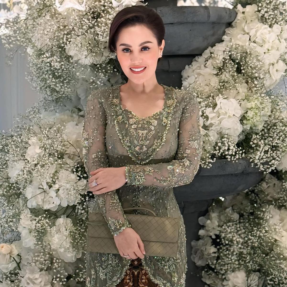 7 Potret Jennifer Dunn saat Kondangan, Tampil Elegan - Perlihatkan Kebersamaan dengan Anak dan Suami