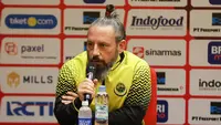 Pelatih Timnas Brunei Darussalam, Mario Rivera, memberikan keterangan jelang pertandingan Kualifikasi Piala Dunia 2026 zona Asia, Rabu (11/10/2023). Brunei akan menghadapi Timnas Indonesia di Stadion Utama Gelora Bung Karno, Senayan, Jakarta, Kamis (12/10/2023). (Bola.com/Abdul Aziz)