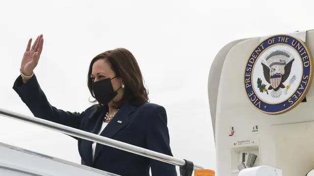 Wakil Presiden AS Kamala Harris tiba di Singapura pada hari Minggu, 22 Agustus 2021 dalam tur ke Asia Tenggara. (Evelyn Hockstein/Pool Photo via AP)
