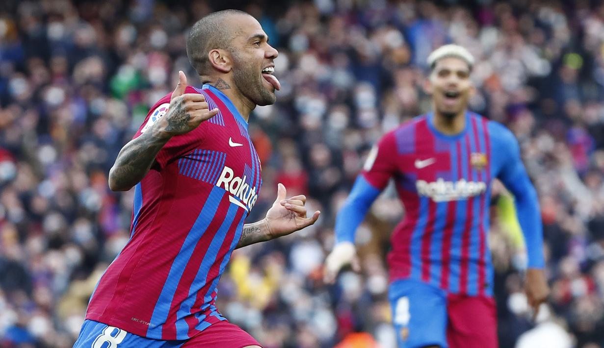 Bek gaek asal Brasil tersebut juga tercatat sebagai pemain tertua keempat yang berhasil mencetak gol di pertandingan Liga Spanyol. (AP/Joan Monfort)