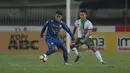 Pemain Persib Bandung, Febri Hariyadi (kiri) saat mengecoh pemain PS TNI pada lanjutan Liga 1 2017 di Stadion Si Jalak Harupat, Sabtu (05/8/2017). Persib Menang 3-1. (Bola.com/Nicklas Hanoatubun)