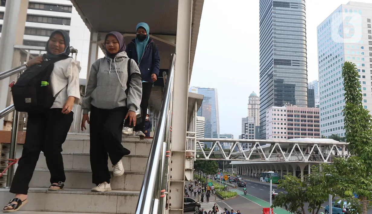 Pemprov DKI Jakarta mengimbau warga menggunakan masker untuk mengantisipasi polusi udara di Ibu Kota akibat polusi udara Jakarta dinilai sangat buruk.  (Liputan6.com/Angga Yuniar)