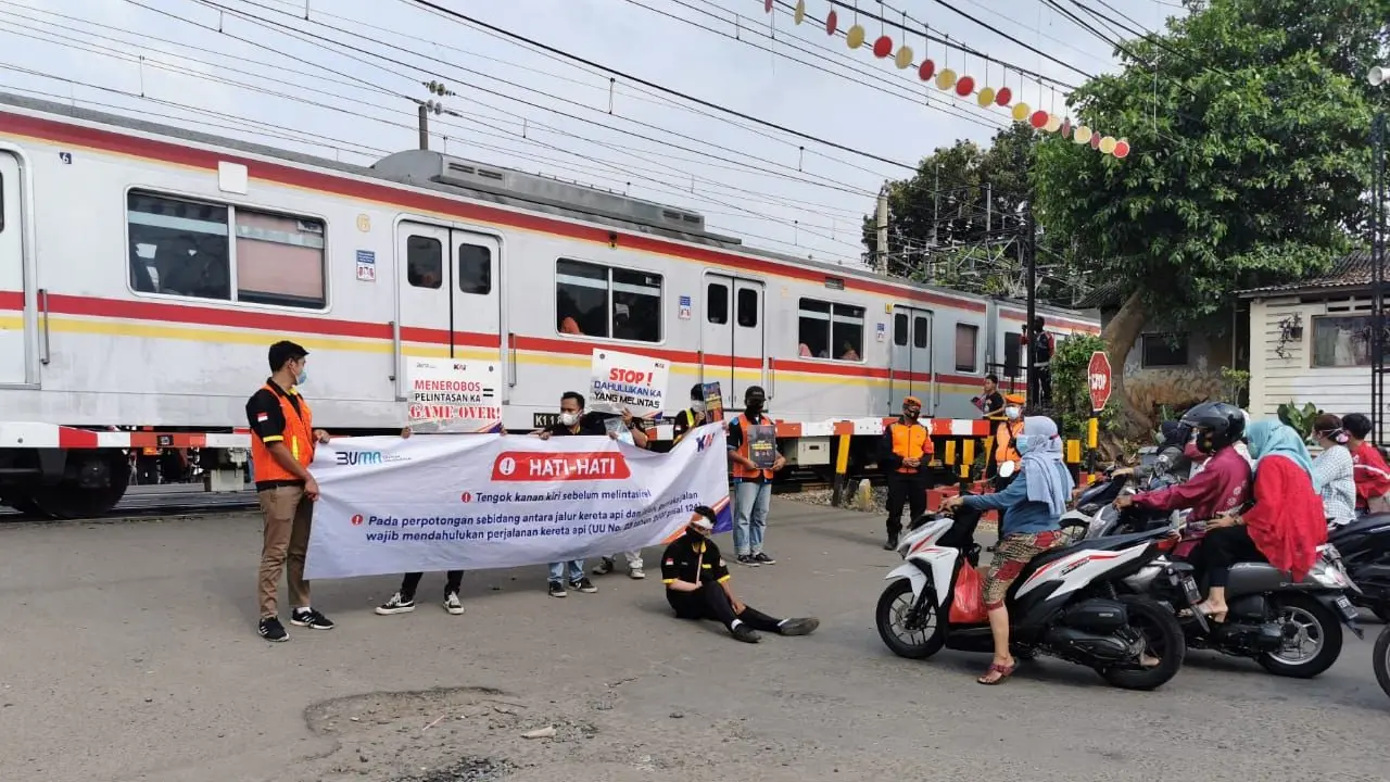 KAI gencar melaksanakan kegiatan sosialisasi mengenai keselamatan perjalanan KA di perlintasan sebidang. (Dok KAI)