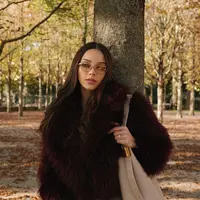 Melihat gaya Alyssa Daguise, calon mantu Maia Estianty, yang jinjing tas terbaru Louis Vuitton (@alyssadaguise)