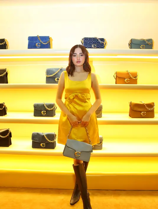 Syifa Hadju kembali mencuri perhatian lewat penampilannya yang cerah dan memukau. Ia memilih mini dress berwarna kuning yang mempertegas siluet feminin sekaligus memberikan sentuhan ceria khas musim semi. Sebagai pelengkap, Syifa membawa Coach Tabby Chain Bag yang mempermanis keseluruhan look-nya. [Dok/FIMELA/Adrian Utama P].