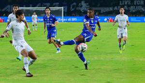 Striker Persib Bandung, Uilliam Barros Pereira menendang bola dalam duel melawan Arema FC pada lanjutan BRI Super League 2025/2026 di Stadion Gelora Bandung Lautan Api, Jumat (24/4/2026). (Bola.com/Erwin Snaz)