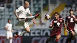 Aksi Radja Nainggolan (kiri) saat menghalau bola dari kejaran para peman Torino dalam lanjutan Serie A Italia di Stadion "Grande Torino" (Olimpico), Turin (25/9/2016). (AFP/Marco Bertorello)