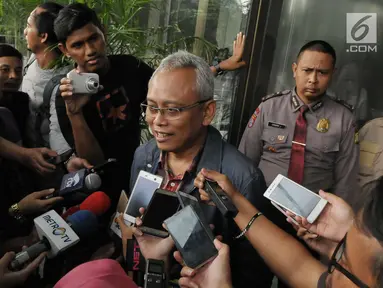 Anggota Komisi II DPR Arif Wibowo memberi keterangan kepada awak media usai menjalani pemeriksaan di gedung KPK, Jakarta, Rabu (5/7). Arif Wibowo diperiksa sebagai saksi dalam kasus dugaan korupsi proyek pengadaan e-KTP. (Liputan6.com/Helmi Afandi)