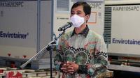 Wakil Menteri Kesehatan RI Dante Saksono Harbuwono sambut kedatangan vaksin COVID-19 Sinovac tahap kelima di Bandara Soekarno-Hatta, Tangerang pada 2 Maret 2021. (Dok Kementerian Kesehatan RI)