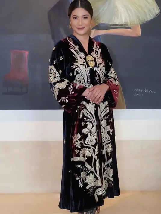 Pada suatu kesempatan, Franka Makarim terlihat mengenakan kebaya panjang velvet. Kebayanya memberikan efek warna red wine ketika di bawah cahaya. Super elegan dan mewah! [@frankamakarim]