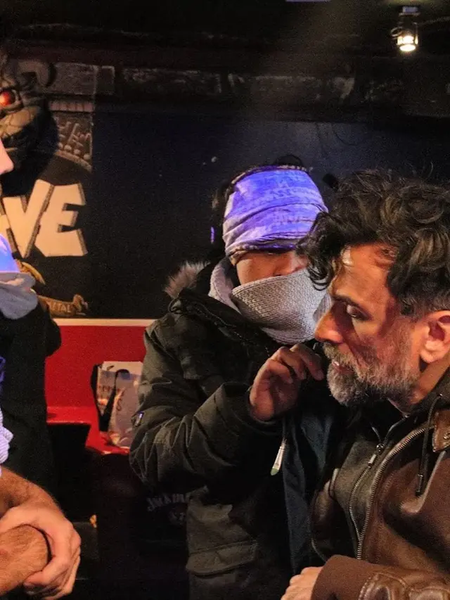 Jeremy Thomas menggunakan prostetik demi totalitas peran memiliki wajah penuh luka bakar di film Mengejar Surga (https://www.instagram.com/p/Cdw4mXeJw_j/)
