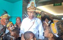VIDEO: Momen Jokowi Diserbu Penonton Cilik, Paspampres Sampai Kaget Langsung Berdiri
