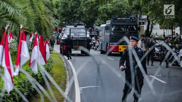 Kawat Berduri di Depan KPU