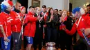 pemain Cile merayakan kegembiraan bersama Presiden Cile, Michelle Bachelet, di Istana Presiden. (REUTERS/Rodrigo Garrido)