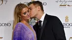 Model AS Chris Zylka mencium tunangannya Paris Hilton saat tiba menghadiri Pesta de Grisogono di sela-sela Festival Film Cannes ke-71 di Villa des Oliviers di Cap d'Antibes, Cannes, Prancis (15/5). (AFP Photo/Yann Coatsaliou)