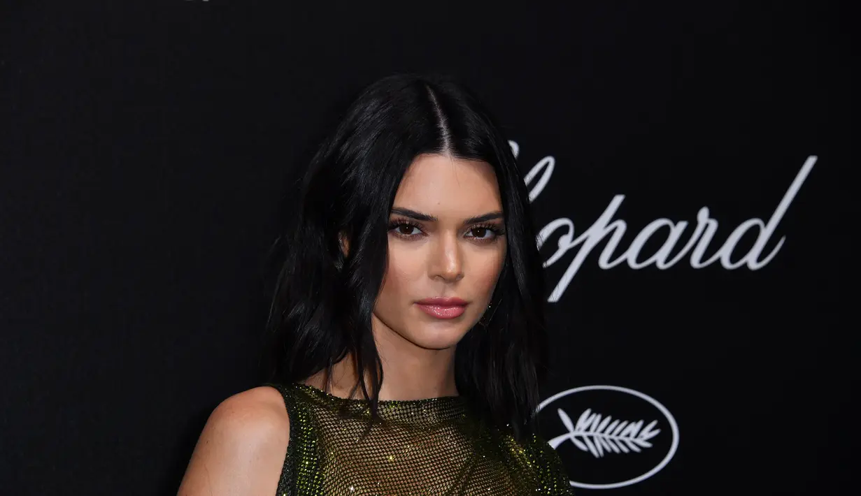 Keduanya memilih toko kue sebagat tempat makan siang. (YANN COATSALIOU  AFP)