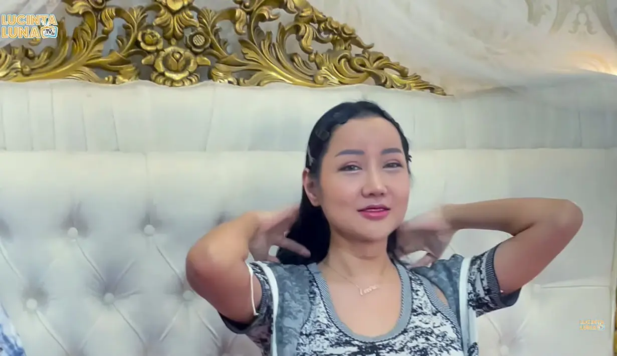 Setelah keluar banyak uang dan harus menahan sakit usai operasi, Lucinta Luna puas dengan hasilya. (Foto: Youtube/ Lucinta Luna TV)
