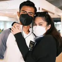 Potret manis Azizah Salsha memeluk sang suami mengenakan sweater hitam, masker putih, dan sunglasses yang ditaruh di atas kepalanya. Sedangkan Arhan sendiri mengenakan jaket tim nasionalnya dan masker hitam. [Foto: Instagram/arhan.daily]