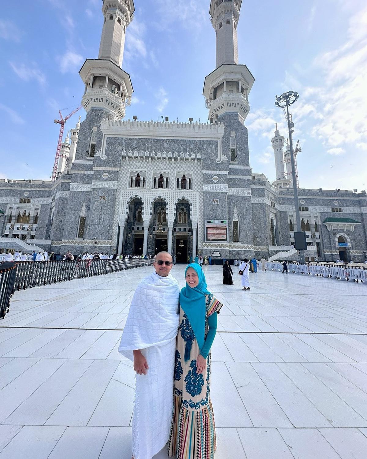 8 Potret Sahrul Gunawan Umrah Bareng Istri dan Ibu Mertua, Harmonis Banget